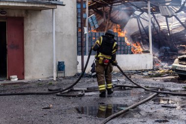 24 Temmuz 2025 'te Kharkiv, Ukrayna' da iki Rus KABS 'nin saldırısına uğrayan İtfaiyeciler karşılık verdi. Binalar ve arabalar yanıyor ve birçok pencere yıkıldı..