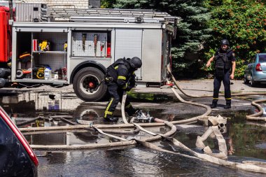 24 Temmuz 2025 'te Kharkiv, Ukrayna' da iki Rus KABS 'nin saldırısına uğrayan İtfaiyeciler karşılık verdi. Binalar ve arabalar yanıyor ve birçok pencere yıkıldı..