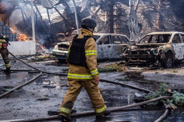 24 Temmuz 2025 'te Kharkiv, Ukrayna' da iki Rus KABS 'nin saldırısına uğrayan İtfaiyeciler karşılık verdi. Binalar ve arabalar yanıyor ve birçok pencere yıkıldı..