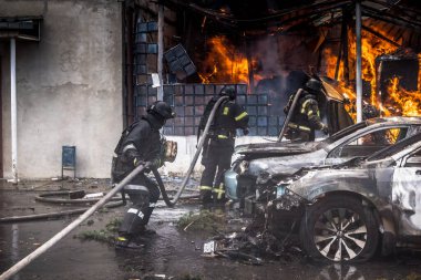 24 Temmuz 2025 'te Kharkiv, Ukrayna' da iki Rus KABS 'nin saldırısına uğrayan İtfaiyeciler karşılık verdi. Binalar ve arabalar yanıyor ve birçok pencere yıkıldı..