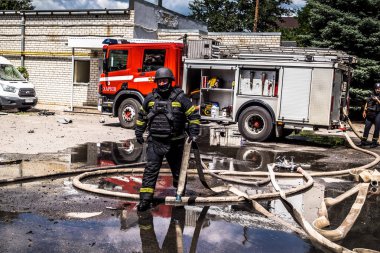 24 Temmuz 2025 'te Kharkiv, Ukrayna' da iki Rus KABS 'nin saldırısına uğrayan İtfaiyeciler karşılık verdi. Binalar ve arabalar yanıyor ve birçok pencere yıkıldı..