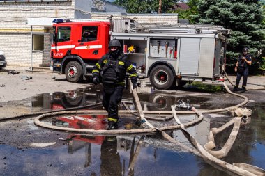 24 Temmuz 2025 'te Kharkiv, Ukrayna' da iki Rus KABS 'nin saldırısına uğrayan İtfaiyeciler karşılık verdi. Binalar ve arabalar yanıyor ve birçok pencere yıkıldı..