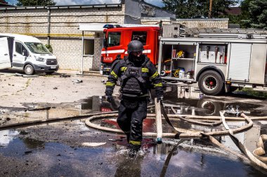 24 Temmuz 2025 'te Kharkiv, Ukrayna' da iki Rus KABS 'nin saldırısına uğrayan İtfaiyeciler karşılık verdi. Binalar ve arabalar yanıyor ve birçok pencere yıkıldı..
