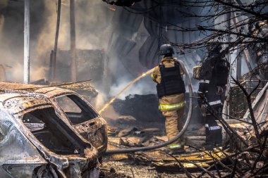 24 Temmuz 2025 'te Kharkiv, Ukrayna' da iki Rus KABS 'nin saldırısına uğrayan İtfaiyeciler karşılık verdi. Binalar ve arabalar yanıyor ve birçok pencere yıkıldı..