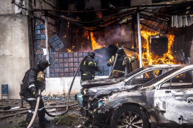 24 Temmuz 2025 'te Kharkiv, Ukrayna' da iki Rus KABS 'nin saldırısına uğrayan İtfaiyeciler karşılık verdi. Binalar ve arabalar yanıyor ve birçok pencere yıkıldı..