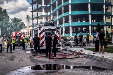 24 Temmuz 2025 'te Kharkiv, Ukrayna' da iki Rus KABS 'nin saldırısına uğrayan İtfaiyeciler karşılık verdi. Binalar ve arabalar yanıyor ve birçok pencere yıkıldı..