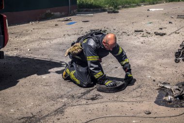 24 Temmuz 2025 'te Kharkiv, Ukrayna' da iki Rus KABS 'nin saldırısına uğrayan İtfaiyeciler karşılık verdi. Binalar ve arabalar yanıyor ve birçok pencere yıkıldı..