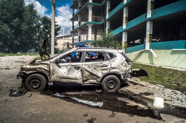 Kharkiv, Ukrayna, 24 Temmuz 2025 Kharkiv 'deki saldırı yerinde araçlar imha edildi. Binaya Rus KAB hava bombaları isabet etmiş. Hasar çok büyük. Sokak tamamen harap olmuştu..