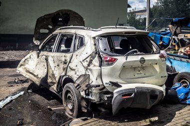 Kharkiv, Ukrayna, 24 Temmuz 2025 Kharkiv 'deki saldırı yerinde araçlar imha edildi. Binaya Rus KAB hava bombaları isabet etmiş. Hasar çok büyük. Sokak tamamen harap olmuştu..