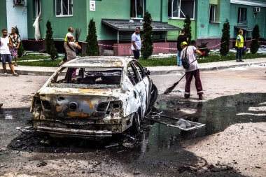 Kharkiv, Ukrayna, 24 Temmuz 2025 Kharkiv 'deki saldırı yerinde araçlar imha edildi. Binaya Rus KAB hava bombaları isabet etmiş. Hasar çok büyük. Sokak tamamen harap olmuştu..