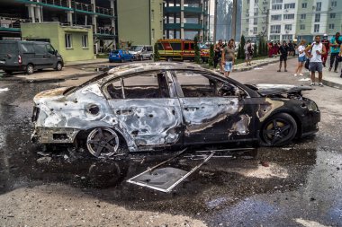Kharkiv, Ukrayna, 24 Temmuz 2025 Kharkiv 'deki saldırı yerinde araçlar imha edildi. Binaya Rus KAB hava bombaları isabet etmiş. Hasar çok büyük. Sokak tamamen harap olmuştu..