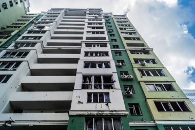 Kharkiv, Ukrayna, 24 Temmuz 2025 Kharkiv 'deki bina Rus KAB hava bombalarıyla Kharkiv şehir merkezine düştü. Hasar çok büyük, birkaç araba yanıyor ve camlar kırılıyor..