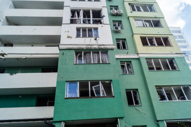 Kharkiv, Ukrayna, 24 Temmuz 2025 Kharkiv 'deki bina Rus KAB hava bombalarıyla Kharkiv şehir merkezine düştü. Hasar çok büyük, birkaç araba yanıyor ve camlar kırılıyor..