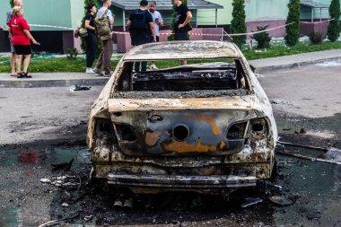 Kharkiv, Ukrayna, 24 Temmuz 2025 Kharkiv 'deki saldırı yerinde araçlar imha edildi. Binaya Rus KAB hava bombaları isabet etmiş. Hasar çok büyük. Sokak tamamen harap olmuştu..