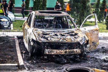 Kharkiv, Ukrayna, 24 Temmuz 2025 Kharkiv 'deki saldırı yerinde araçlar imha edildi. Binaya Rus KAB hava bombaları isabet etmiş. Hasar çok büyük. Sokak tamamen harap olmuştu..