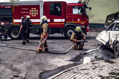 24 Temmuz 2025 'te Kharkiv, Ukrayna' da iki Rus KABS 'nin saldırısına uğrayan İtfaiyeciler karşılık verdi. Binalar ve arabalar yanıyor ve birçok pencere yıkıldı..