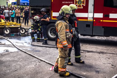 24 Temmuz 2025 'te Kharkiv, Ukrayna' da iki Rus KABS 'nin saldırısına uğrayan İtfaiyeciler karşılık verdi. Binalar ve arabalar yanıyor ve birçok pencere yıkıldı..