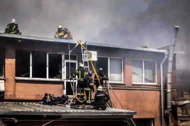 24 Temmuz 2025 'te Kharkiv, Ukrayna' da iki Rus KABS 'nin saldırısına uğrayan İtfaiyeciler karşılık verdi. Binalar ve arabalar yanıyor ve birçok pencere yıkıldı..
