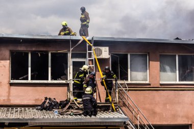 24 Temmuz 2025 'te Kharkiv, Ukrayna' da iki Rus KABS 'nin saldırısına uğrayan İtfaiyeciler karşılık verdi. Binalar ve arabalar yanıyor ve birçok pencere yıkıldı..