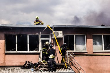 24 Temmuz 2025 'te Kharkiv, Ukrayna' da iki Rus KABS 'nin saldırısına uğrayan İtfaiyeciler karşılık verdi. Binalar ve arabalar yanıyor ve birçok pencere yıkıldı..