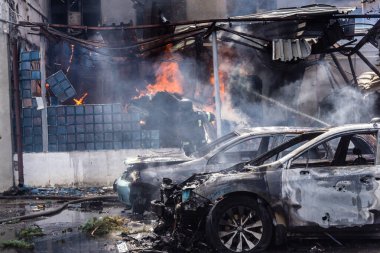 24 Temmuz 2025 'te Kharkiv, Ukrayna' da iki Rus KABS 'nin saldırısına uğrayan İtfaiyeciler karşılık verdi. Binalar ve arabalar yanıyor ve birçok pencere yıkıldı..