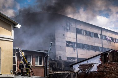 24 Temmuz 2025 'te Kharkiv, Ukrayna' da iki Rus KABS 'nin saldırısına uğrayan İtfaiyeciler karşılık verdi. Binalar ve arabalar yanıyor ve birçok pencere yıkıldı..