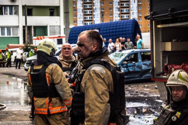 24 Temmuz 2025 'te Kharkiv, Ukrayna' da iki Rus KABS 'nin saldırısına uğrayan İtfaiyeciler karşılık verdi. Binalar ve arabalar yanıyor ve birçok pencere yıkıldı..