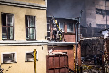 24 Temmuz 2025 'te Kharkiv, Ukrayna' da iki Rus KABS 'nin saldırısına uğrayan İtfaiyeciler karşılık verdi. Binalar ve arabalar yanıyor ve birçok pencere yıkıldı..