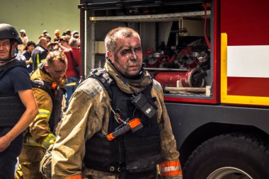 24 Temmuz 2025 'te Kharkiv, Ukrayna' da iki Rus KABS 'nin saldırısına uğrayan İtfaiyeciler karşılık verdi. Binalar ve arabalar yanıyor ve birçok pencere yıkıldı..