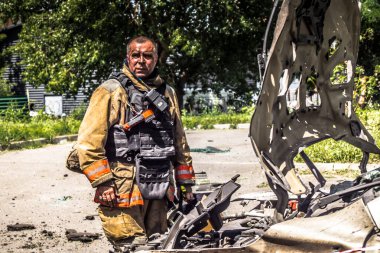 24 Temmuz 2025 'te Kharkiv, Ukrayna' da iki Rus KABS 'nin saldırısına uğrayan İtfaiyeciler karşılık verdi. Binalar ve arabalar yanıyor ve birçok pencere yıkıldı..