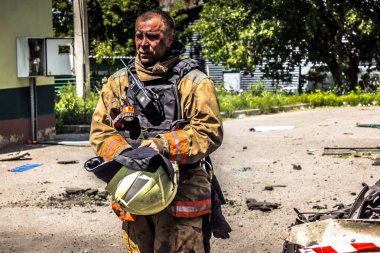 24 Temmuz 2025 'te Kharkiv, Ukrayna' da iki Rus KABS 'nin saldırısına uğrayan İtfaiyeciler karşılık verdi. Binalar ve arabalar yanıyor ve birçok pencere yıkıldı..