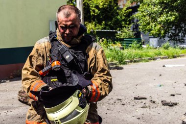 24 Temmuz 2025 'te Kharkiv, Ukrayna' da iki Rus KABS 'nin saldırısına uğrayan İtfaiyeciler karşılık verdi. Binalar ve arabalar yanıyor ve birçok pencere yıkıldı..