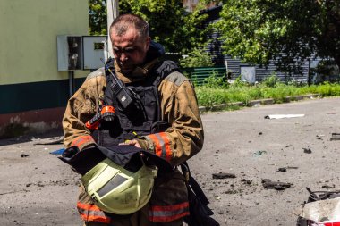 24 Temmuz 2025 'te Kharkiv, Ukrayna' da iki Rus KABS 'nin saldırısına uğrayan İtfaiyeciler karşılık verdi. Binalar ve arabalar yanıyor ve birçok pencere yıkıldı..