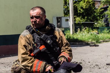 24 Temmuz 2025 'te Kharkiv, Ukrayna' da iki Rus KABS 'nin saldırısına uğrayan İtfaiyeciler karşılık verdi. Binalar ve arabalar yanıyor ve birçok pencere yıkıldı..