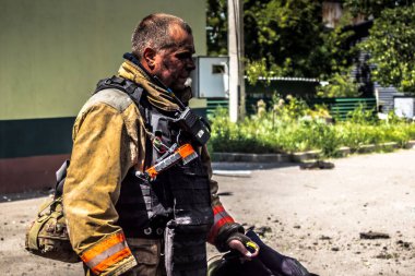 24 Temmuz 2025 'te Kharkiv, Ukrayna' da iki Rus KABS 'nin saldırısına uğrayan İtfaiyeciler karşılık verdi. Binalar ve arabalar yanıyor ve birçok pencere yıkıldı..