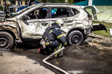 24 Temmuz 2025 'te Kharkiv, Ukrayna' da iki Rus KABS 'nin saldırısına uğrayan İtfaiyeciler karşılık verdi. Binalar ve arabalar yanıyor ve birçok pencere yıkıldı..