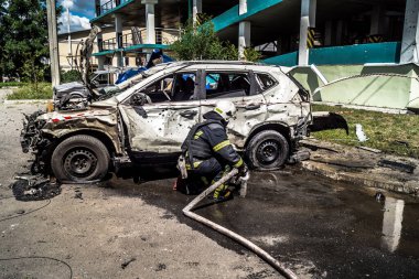 24 Temmuz 2025 'te Kharkiv, Ukrayna' da iki Rus KABS 'nin saldırısına uğrayan İtfaiyeciler karşılık verdi. Binalar ve arabalar yanıyor ve birçok pencere yıkıldı..