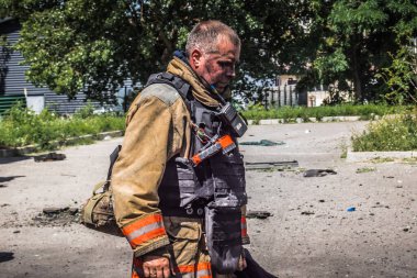 24 Temmuz 2025 'te Kharkiv, Ukrayna' da iki Rus KABS 'nin saldırısına uğrayan İtfaiyeciler karşılık verdi. Binalar ve arabalar yanıyor ve birçok pencere yıkıldı..