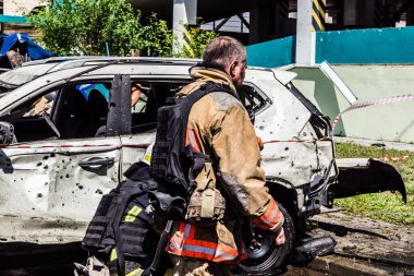 24 Temmuz 2025 'te Kharkiv, Ukrayna' da iki Rus KABS 'nin saldırısına uğrayan İtfaiyeciler karşılık verdi. Binalar ve arabalar yanıyor ve birçok pencere yıkıldı..
