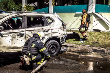 24 Temmuz 2025 'te Kharkiv, Ukrayna' da iki Rus KABS 'nin saldırısına uğrayan İtfaiyeciler karşılık verdi. Binalar ve arabalar yanıyor ve birçok pencere yıkıldı..
