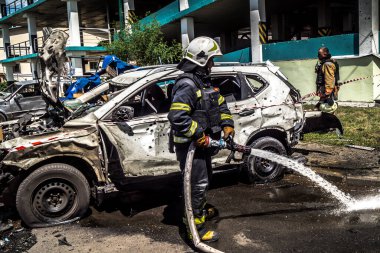 24 Temmuz 2025 'te Kharkiv, Ukrayna' da iki Rus KABS 'nin saldırısına uğrayan İtfaiyeciler karşılık verdi. Binalar ve arabalar yanıyor ve birçok pencere yıkıldı..