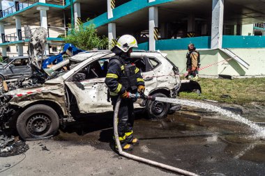 24 Temmuz 2025 'te Kharkiv, Ukrayna' da iki Rus KABS 'nin saldırısına uğrayan İtfaiyeciler karşılık verdi. Binalar ve arabalar yanıyor ve birçok pencere yıkıldı..