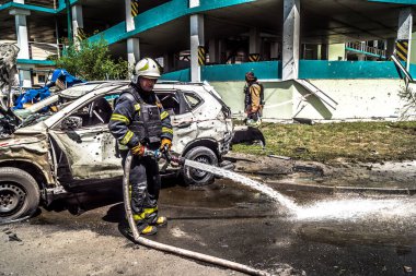 24 Temmuz 2025 'te Kharkiv, Ukrayna' da iki Rus KABS 'nin saldırısına uğrayan İtfaiyeciler karşılık verdi. Binalar ve arabalar yanıyor ve birçok pencere yıkıldı..