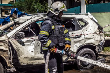 24 Temmuz 2025 'te Kharkiv, Ukrayna' da iki Rus KABS 'nin saldırısına uğrayan İtfaiyeciler karşılık verdi. Binalar ve arabalar yanıyor ve birçok pencere yıkıldı..