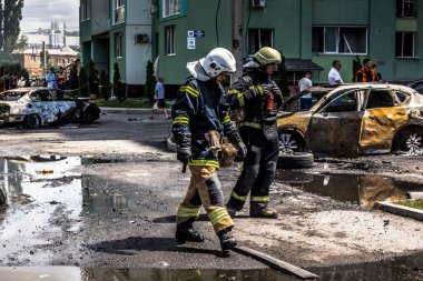 24 Temmuz 2025 'te Kharkiv, Ukrayna' da iki Rus KABS 'nin saldırısına uğrayan İtfaiyeciler karşılık verdi. Binalar ve arabalar yanıyor ve birçok pencere yıkıldı..