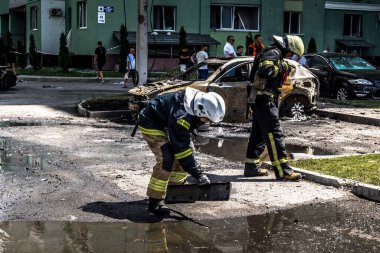 24 Temmuz 2025 'te Kharkiv, Ukrayna' da iki Rus KABS 'nin saldırısına uğrayan İtfaiyeciler karşılık verdi. Binalar ve arabalar yanıyor ve birçok pencere yıkıldı..