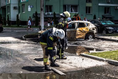 24 Temmuz 2025 'te Kharkiv, Ukrayna' da iki Rus KABS 'nin saldırısına uğrayan İtfaiyeciler karşılık verdi. Binalar ve arabalar yanıyor ve birçok pencere yıkıldı..