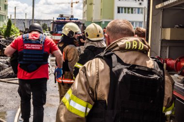 24 Temmuz 2025 'te Kharkiv, Ukrayna' da iki Rus KABS 'nin saldırısına uğrayan İtfaiyeciler karşılık verdi. Binalar ve arabalar yanıyor ve birçok pencere yıkıldı..