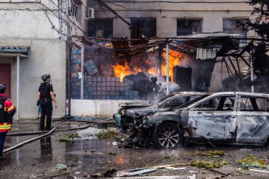 24 Temmuz 2025 'te Kharkiv, Ukrayna' da iki Rus KABS 'nin saldırısına uğrayan İtfaiyeciler karşılık verdi. Binalar ve arabalar yanıyor ve birçok pencere yıkıldı..