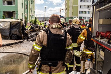 24 Temmuz 2025 'te Kharkiv, Ukrayna' da iki Rus KABS 'nin saldırısına uğrayan İtfaiyeciler karşılık verdi. Binalar ve arabalar yanıyor ve birçok pencere yıkıldı..